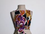 une robe sur un mannequin, dont le haut est à fleurs