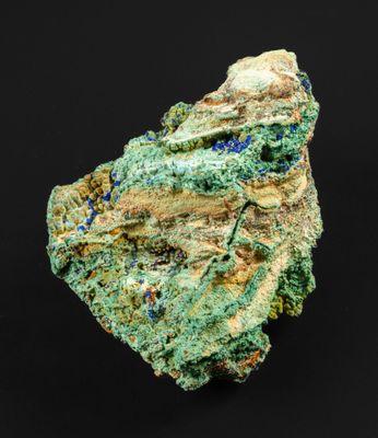 un gros plan d'une pierre recouverte de cristaux verts et bleus
