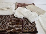 Plusieurs vêtements sont disposés sur une table blanche