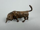 figurine en bronze représentant un taureau sur fond blanc
