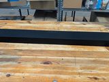 une table en bois sur laquelle est posée une barre de son