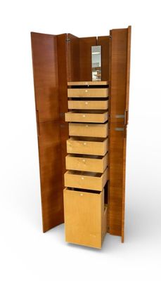 une grande armoire en bois comportant de nombreux tiroirs