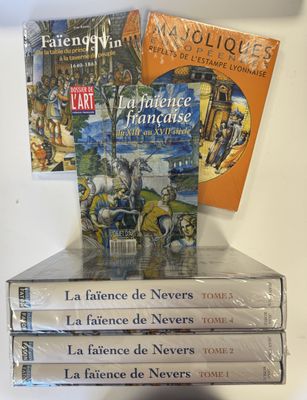 plusieurs livres sont empilés sur une étagère