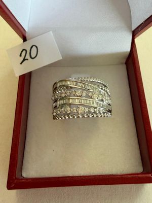 Bague " Ruban " en or gris, rehaussée de 4 lignes de diamant…