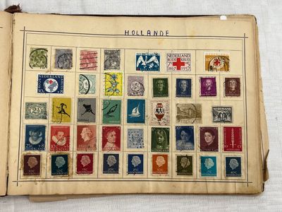 1 Album ancien avec des timbres du Monde déjà trié par endro…