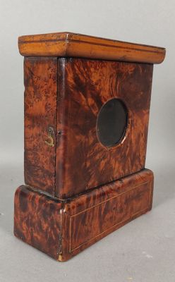 une petite horloge en bois posée sur une table