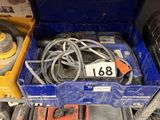 une boîte bleue contenant des outils, posée sur une étagère