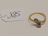 une photo d'une bague en or sertie d'un diamant, avec une étiquette de prix
