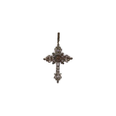 une image représentant un pendentif en forme de croix en diamant sur fond blanc