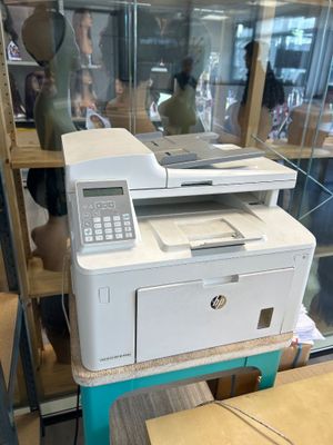 une imprimante blanche posée sur une table bleue