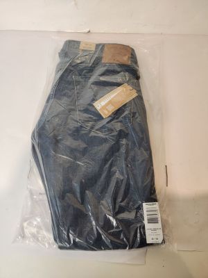 Les pantalons sont emballés dans du plastique et prêts à être mis dans le sac.