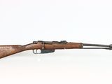 un fusil avec un canon en bois sur une surface blanche