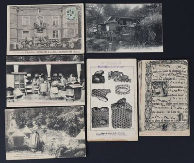 plusieurs vieilles photographies en noir et blanc représentant des personnes devant une maison