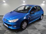 la photo d'une voiture bleue garée dans un garage