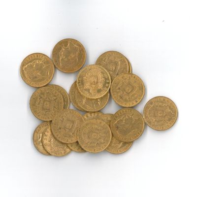 une pile de pièces d'or sur une surface blanche