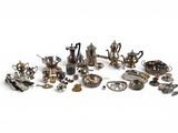 beaucoup d'objets en argent sur une surface blanche
