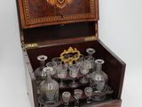 une boîte en bois contenant un service de verres à vin