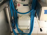 un tuyau bleu fixé au mur d'une cuisine