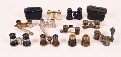 de nombreux objets en laiton et en verre de toutes sortes, disposés sur un fond blanc