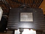 une boîte en métal noir sur laquelle est apposée une plaque