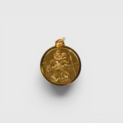 une pièce d'or avec l'image d'un homme sur un cheval