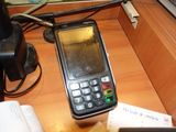 un téléphone portable posé sur un bureau à côté d'un livre ouvert