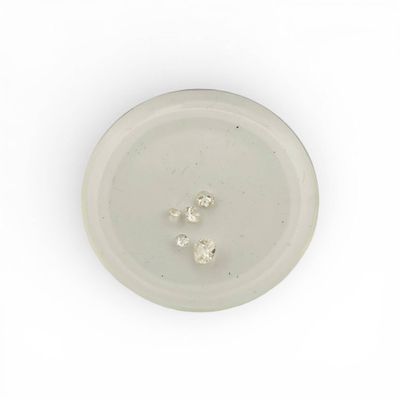 Ensemble de cinq diamants sur papier taille diverse (un acci…