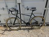 un vélo garé devant un conteneur
