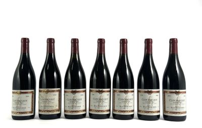 six bouteilles de vin rouge alignées