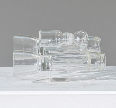 un objet en verre posé sur une table