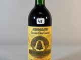 une bouteille de vin posée sur une table