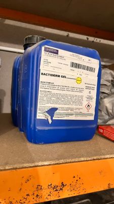2 pots bleus de gel hydro-alcoolique 'Bactiderm gel'