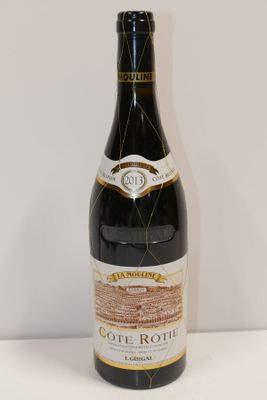 une bouteille de vin posée sur une table
