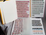 beaucoup de timbres dans une chemise sur la table
