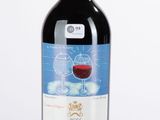 une bouteille de vin posée sur une table