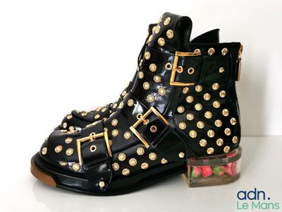 Alexander McQueen Bottines en cuir verni noir orné de motifs…