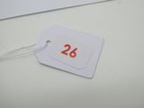 une étiquette blanche sur laquelle figure le chiffre vingt