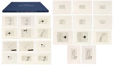 une image représentant une collection de dessins et un livre posés sur une surface blanche