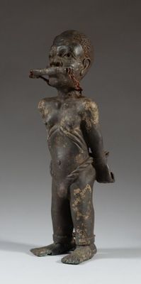 une image représentant la statue d'un homme avec une cigarette à la bouche