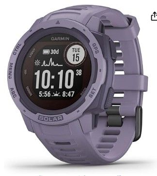 un gros plan d'une montre Garmin violette sur fond blanc