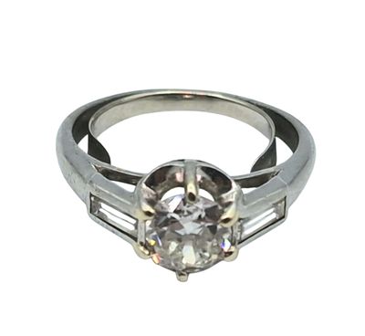 une photo d'une bague en diamant ornée de diamants taille baguette sur les côtés