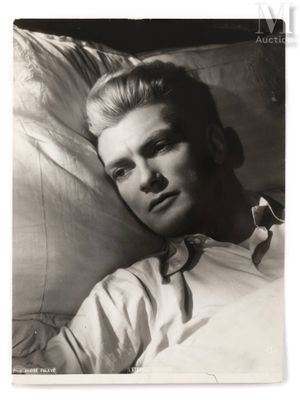 photographie en noir et blanc d'un homme allongé sur un oreiller