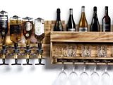 un casier à vin sur lequel sont posés des verres à vin et des bouteilles