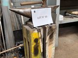 un panneau indiquant « lot n° 20 » au sommet d'une enclume