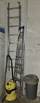 une photo d'une pièce avec une échelle et une machine à laver