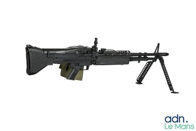 un pistolet-jouet muni d'une mitrailleuse fixée sur le côté