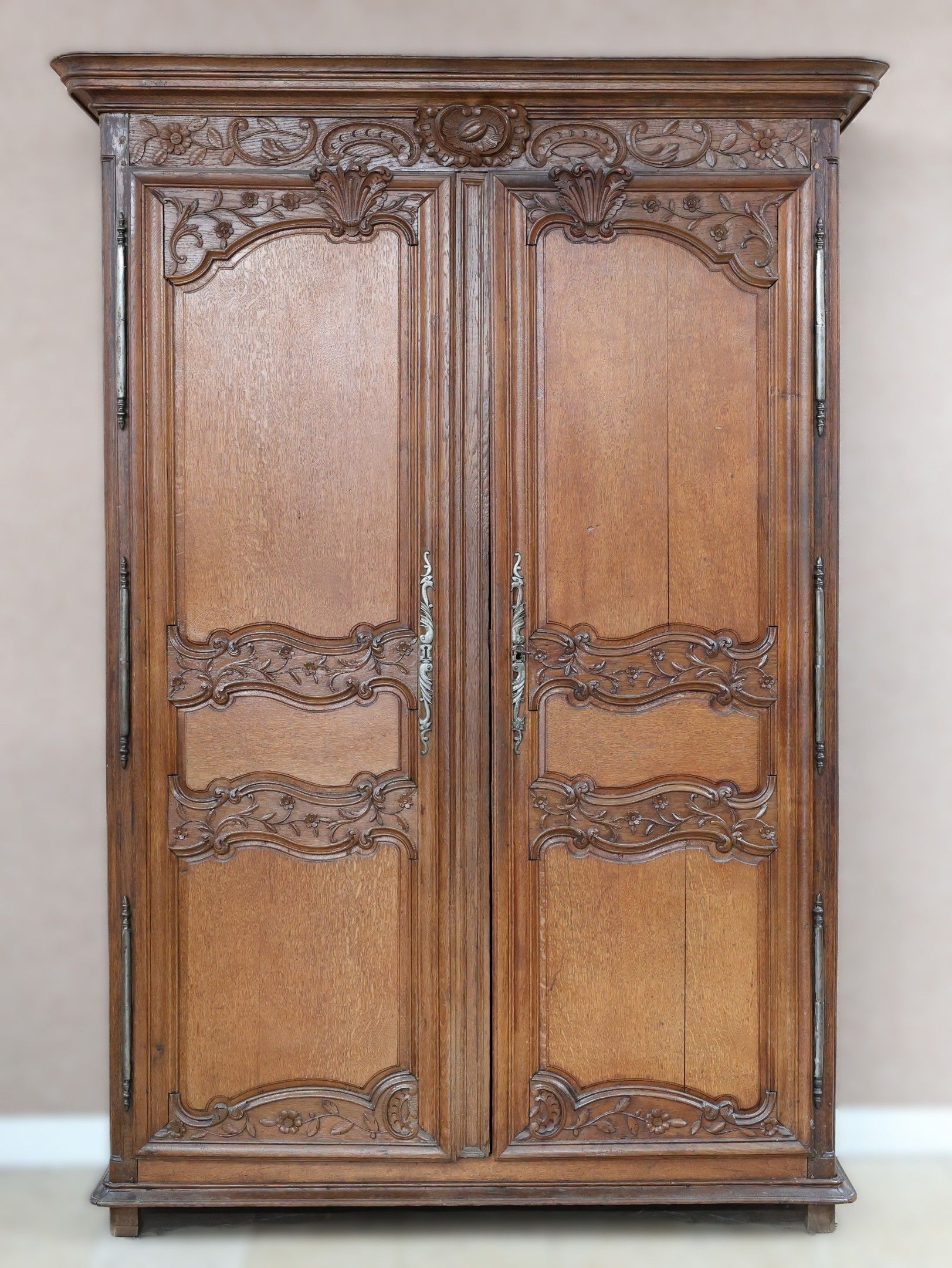 Armoire "à la cabosse de cacao" en chêne sculpté ouvrant à d…