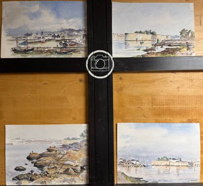 quatre tableaux accrochés au mur d'une pièce où se trouve un appareil photo