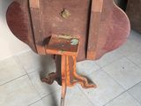 une petite table avec un plateau en bois sur un sol carrelé