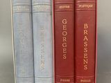 trois livres superposés sur une table